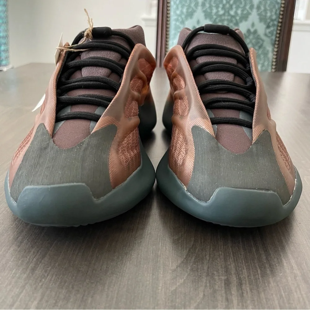 adidas Yeezy 700 V3 GY4109 Copper Fade size 10.5 NWT